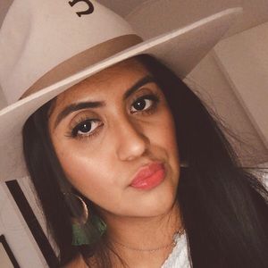 Meet your Posher, Alejandra